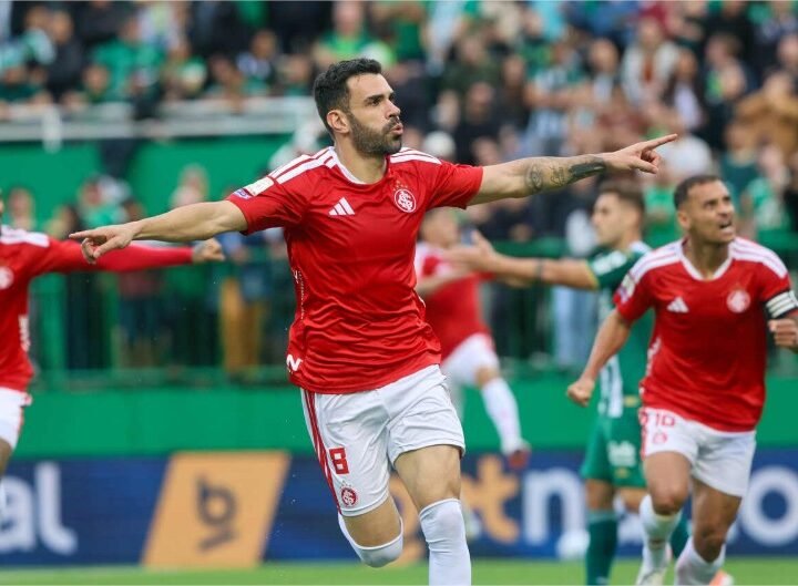 Internacional bate Chapecoense e respira na luta contra o rebaixamento
