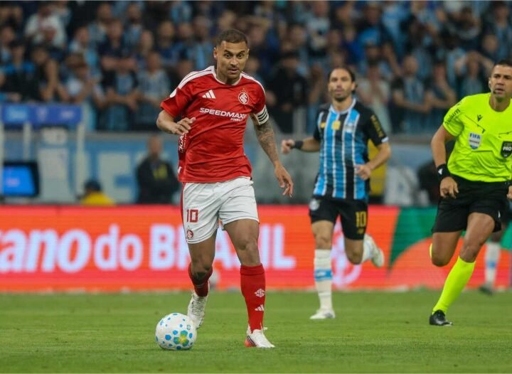 Carlos Vinicius faz dois, e Grêmio despacha Internacional da Copa do Brasil