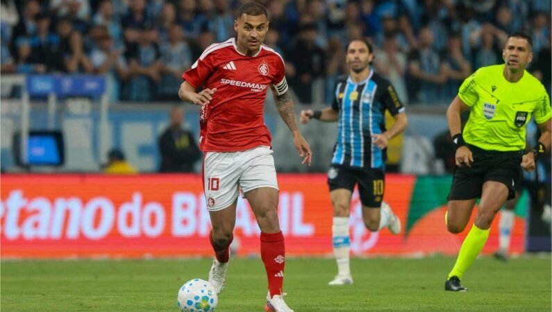 Carlos Vinicius faz dois, e Grêmio despacha Internacional da Copa do Brasil