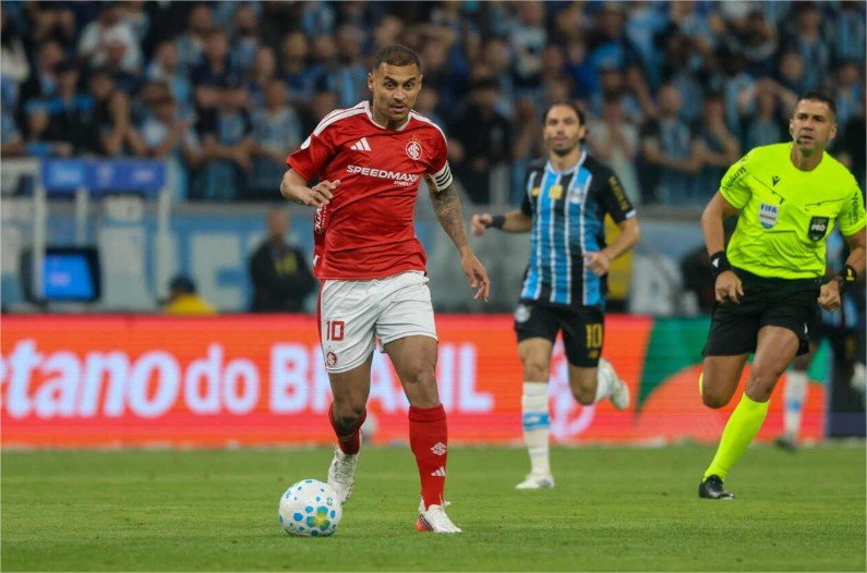 Carlos Vinicius faz dois, e Grêmio despacha Internacional da Copa do Brasil