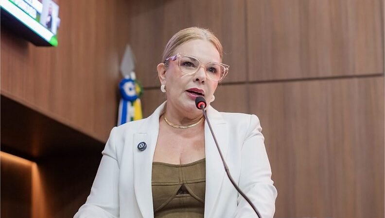 Câmara faz 2 sessões, mas não vota projeto que libera reeleição de Paula