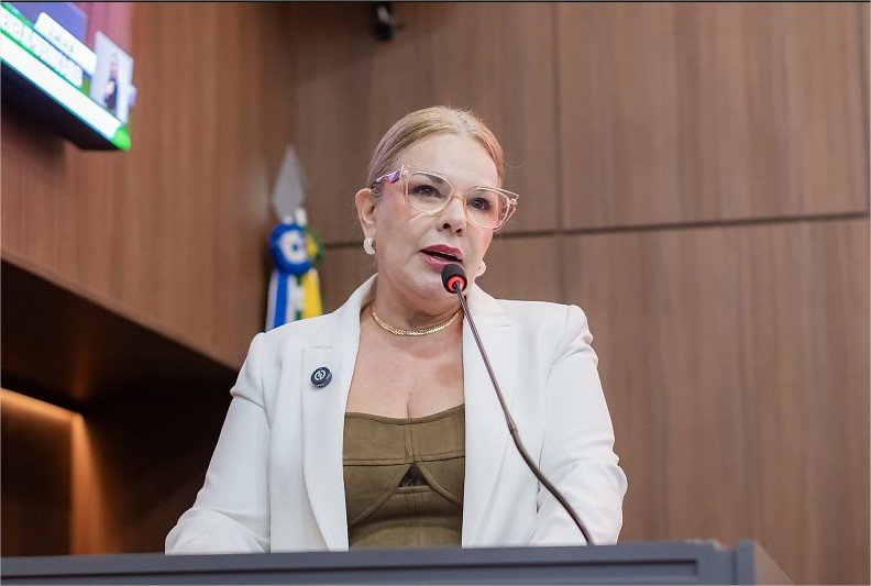 Câmara faz 2 sessões, mas não vota projeto que libera reeleição de Paula