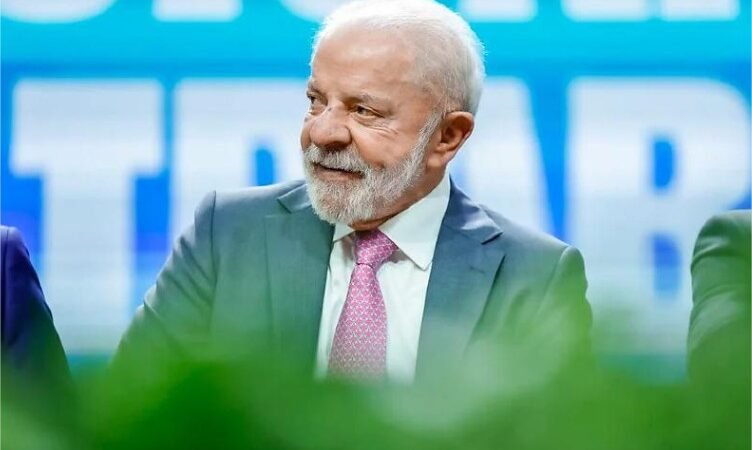 A 17 dias do 1º turno das eleições, Lula anuncia reajuste no Bolsa Família