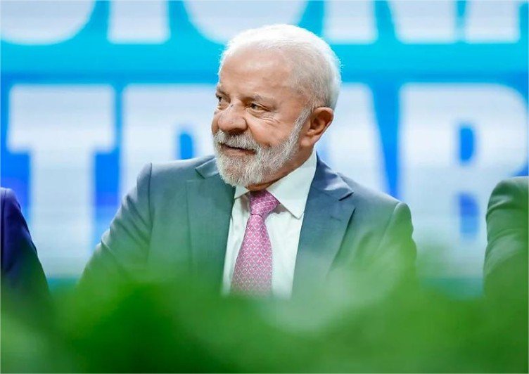 A 17 dias do 1º turno das eleições, Lula anuncia reajuste no Bolsa Família