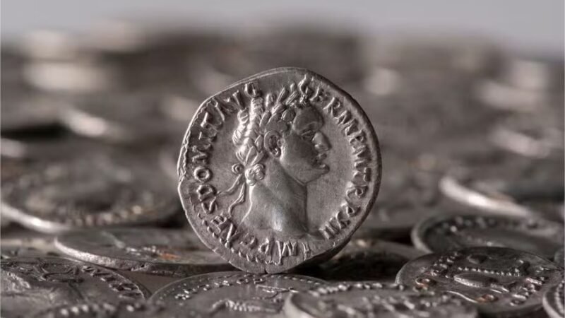 Tesouro com mais de 900 moedas de prata romanas é descoberto na Alemanha