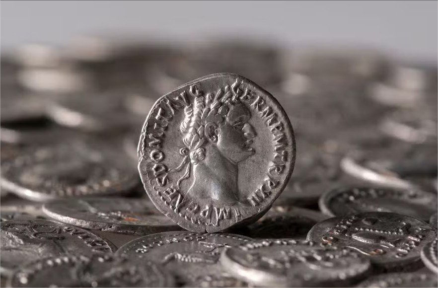 Tesouro com mais de 900 moedas de prata romanas é descoberto na Alemanha