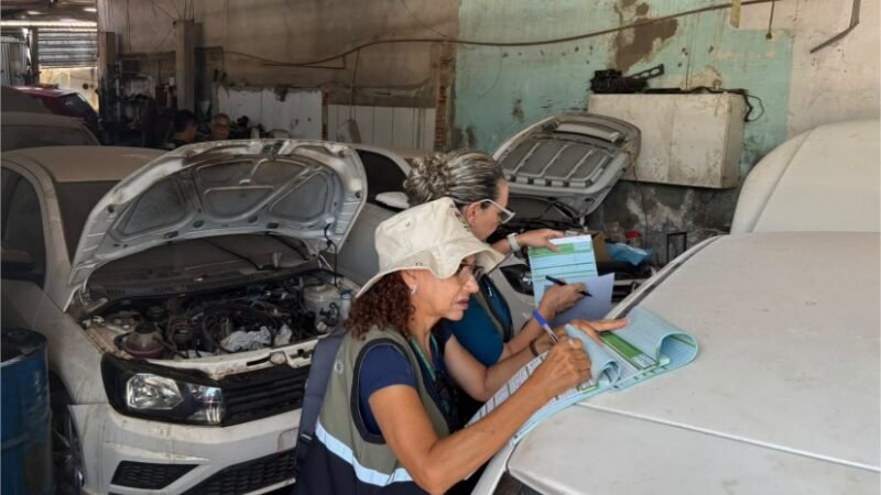Ação de orientação e notificação libera vias e calçadas tomadas por sucatas em Cuiabá