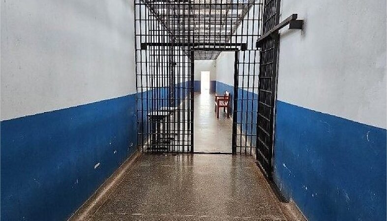 Servidores são alvos da polícia que investiga facilitação de celulares para facção em presídio