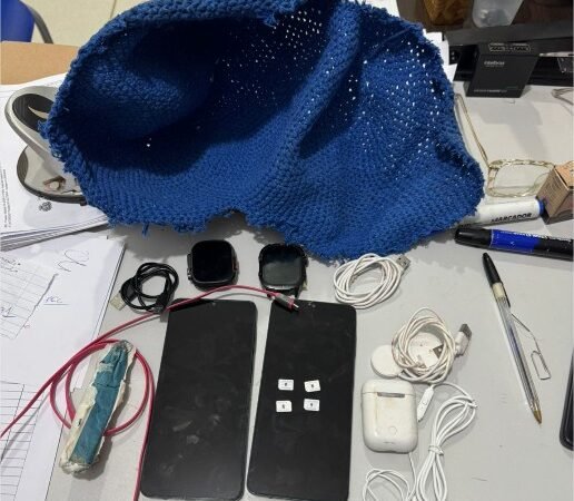 Policiais penais apreendem bola com celulares arremessada para dentro de penitenciária