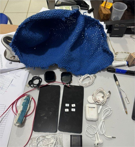 Policiais penais apreendem bola com celulares arremessada para dentro de penitenciária