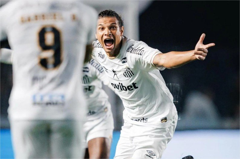 Santos vence Atlético e abre vantagem nas quartas da Sul-Americana