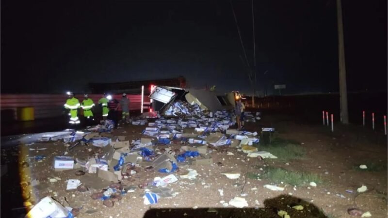 Carreta carregada com carne tomba na BR-163 e carga é saqueada em Sorriso