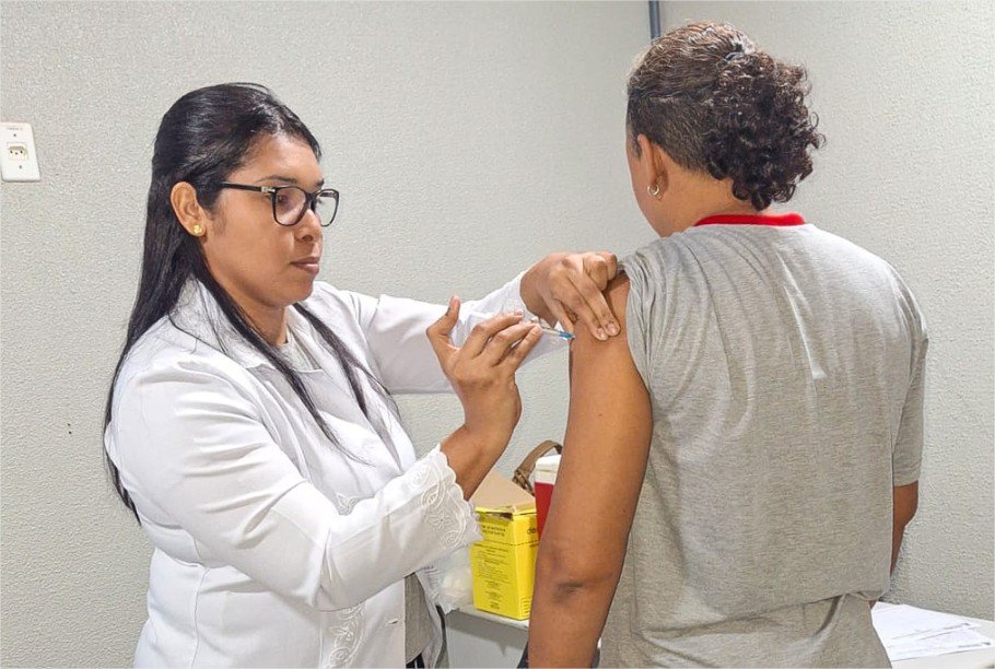 Vacinação contra influenza é levada a trabalhadores de empresa em Várzea Grande