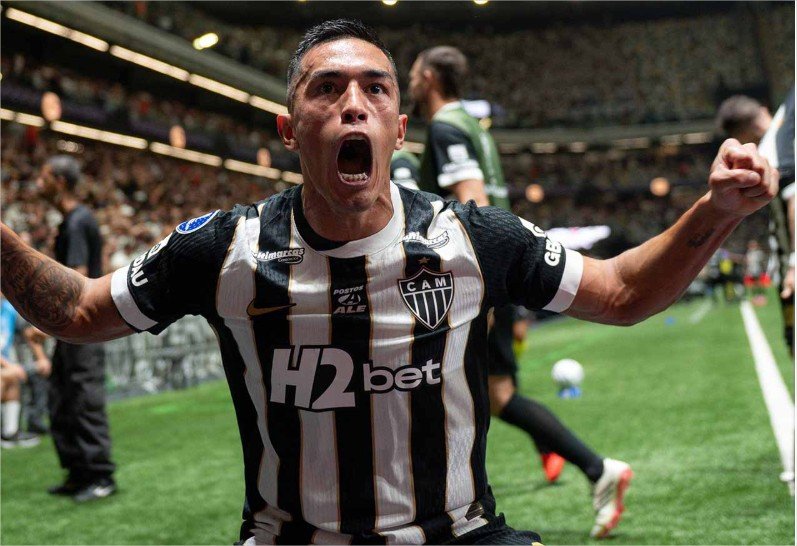 Delfim defende três pênaltis do Santos, e Galo está na semifinal da Sula