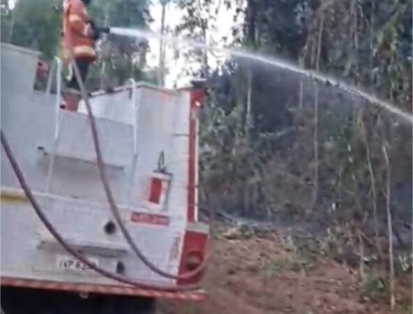 Corpo de Bombeiros combate incêndio em área de vegetação em Sinop