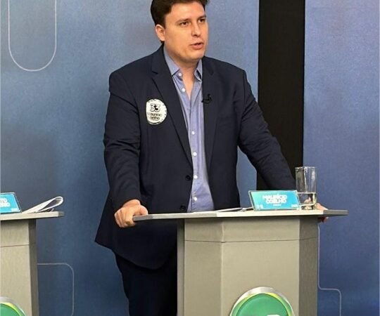 “Precisamos tirar o dinheiro dos barões e devolver ao povo”, defende Maurício Coelho em debate