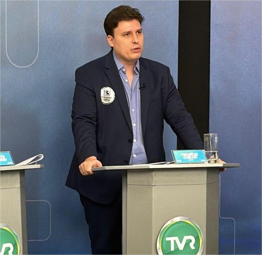 “Precisamos tirar o dinheiro dos barões e devolver ao povo”, defende Maurício Coelho em debate