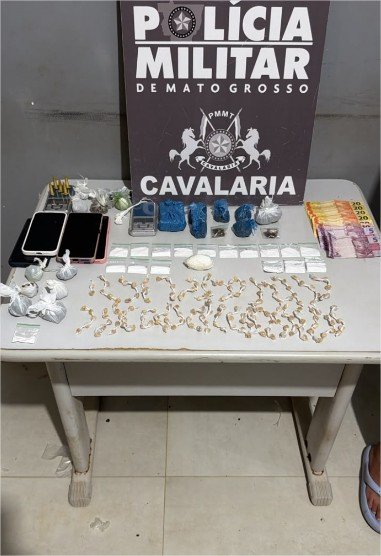 Cavalaria da Polícia Militar apreende mais de duzentas porções de drogas e prende três pessoas por tráfico