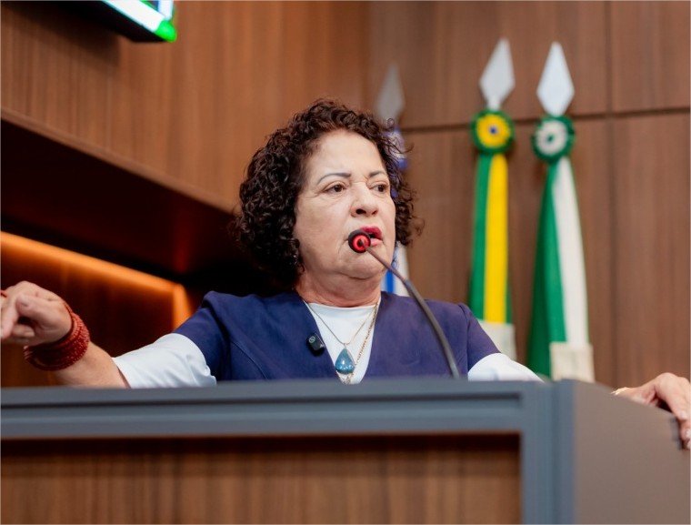 Baixinha Giraldelli cobra avanços em água tratada e saneamento para moradores de Cuiabá