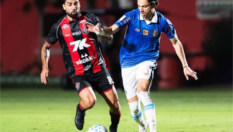 Grêmio é derrotado pelo Vitória e segue sem vencer fora no Brasileirão