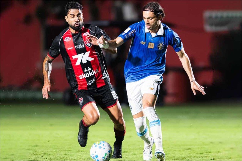 Grêmio é derrotado pelo Vitória e segue sem vencer fora no Brasileirão