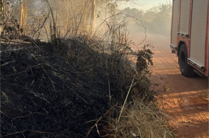 Corpo de Bombeiros extingue dois incêndios em área verde em Cáceres