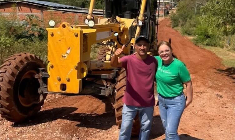 Paula Calil celebra avanços no bairro Vila Nova do Coxipó e acompanha início do patrolamento