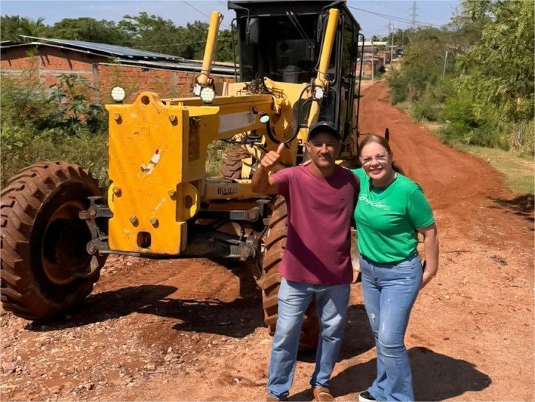 Paula Calil celebra avanços no bairro Vila Nova do Coxipó e acompanha início do patrolamento