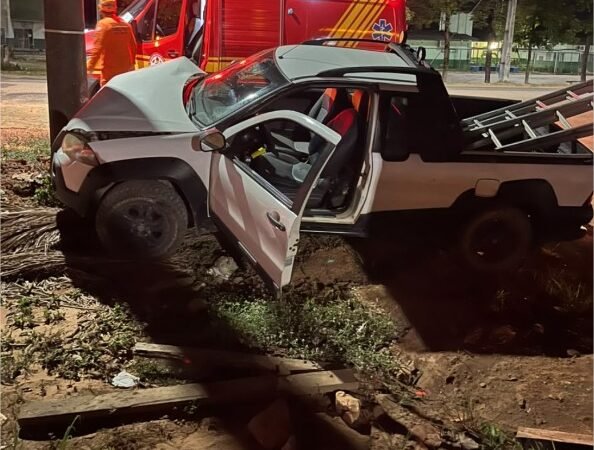Corpo de Bombeiros socorre homem após colidir o veículo em um poste de iluminação
