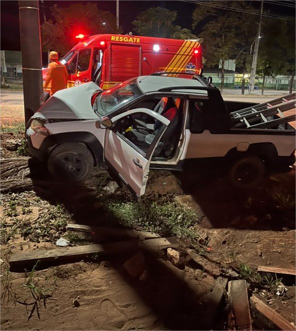 Corpo de Bombeiros socorre homem após colidir o veículo em um poste de iluminação