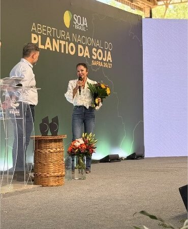 Neiva Dalla Valle é homenageada pelo Canal Rural pelos 15 anos do Projeto Soja Brasil