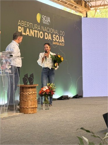 Neiva Dalla Valle é homenageada pelo Canal Rural pelos 15 anos do Projeto Soja Brasil
