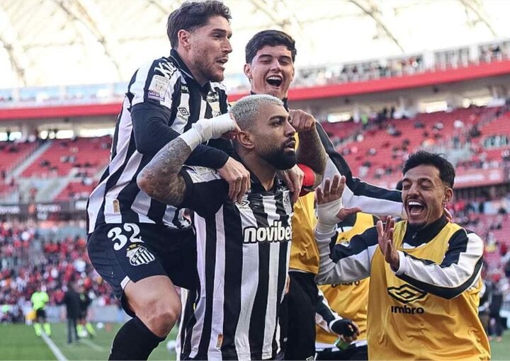 Gabigol faz dois, e Santos bate o Internacional no Beira-Rio