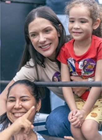 Na reta final, Janaina recebe abraços e declarações de voto durante carreata em Cuiabá