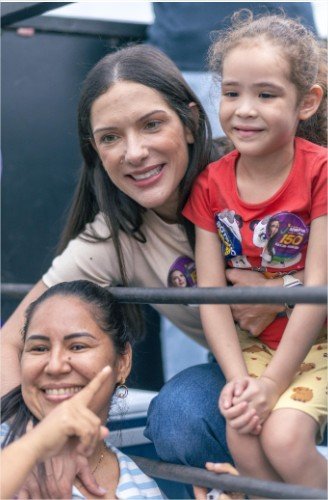 Na reta final, Janaina recebe abraços e declarações de voto durante carreata em Cuiabá