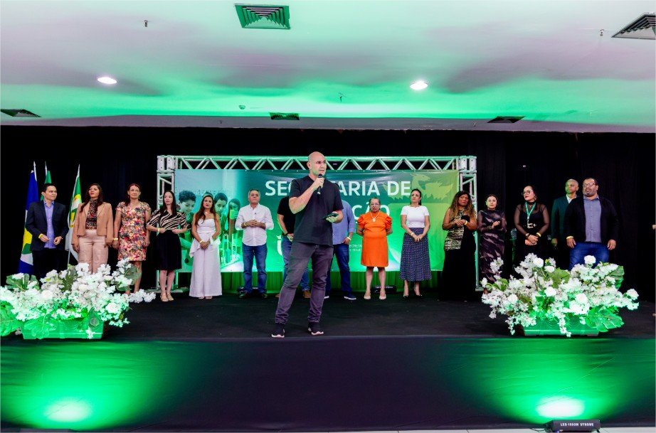 Prefeito anuncia 173 novos diretores e 195 coordenadores para a rede municipal de Cuiabá
