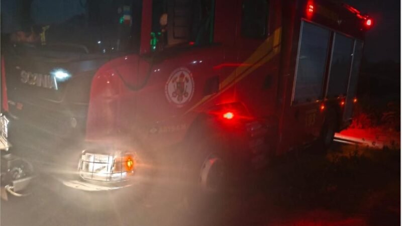 Bombeiros combatem incêndio em área de vegetação próximo ao Estádio Municipal