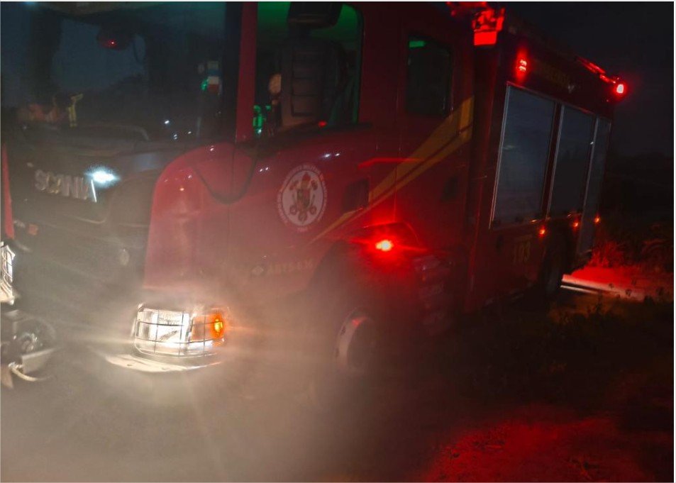 Bombeiros combatem incêndio em área de vegetação próximo ao Estádio Municipal