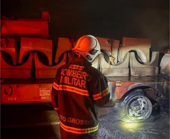 Corpo de Bombeiros controla incêndio em carreta em Canabrava do Norte