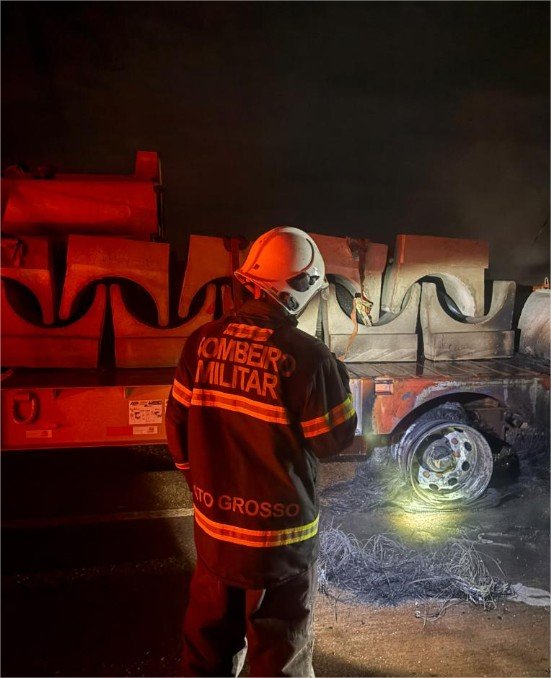 Corpo de Bombeiros controla incêndio em carreta em Canabrava do Norte