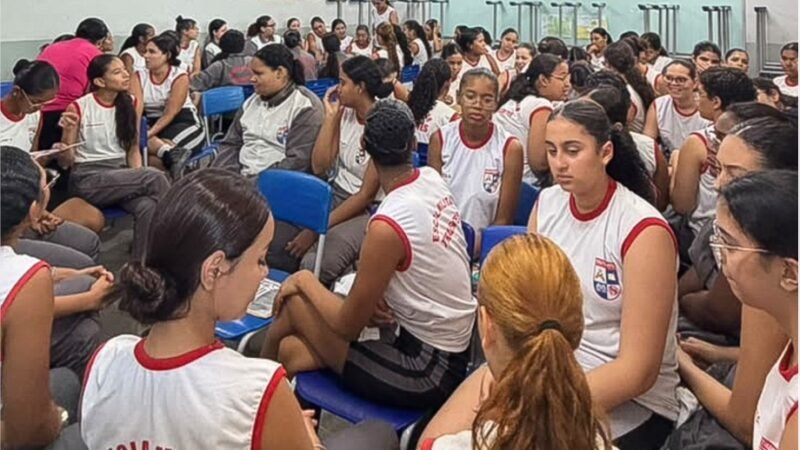 Saúde leva orientações sobre ISTs e serviços de prevenção ao Colégio Tiradentes