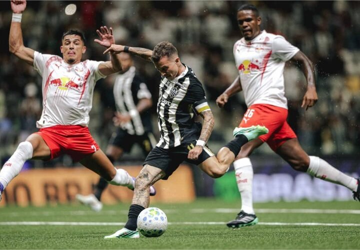 Em noite inspirada de Delfim, Atlético vence o Bragantino na Arena MRV