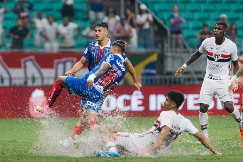 Bahia vence o São Paulo, em Salvador, e cola no G6 do Brasileirão
