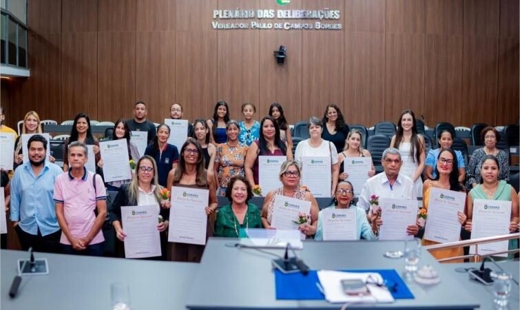 Baixinha homenageia servidores da Santa Casa e destaca importância do trabalho na saúde