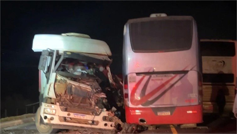 Colisão entre dois ônibus e carreta interdita trecho da BR-163 entre Vera e Sinop