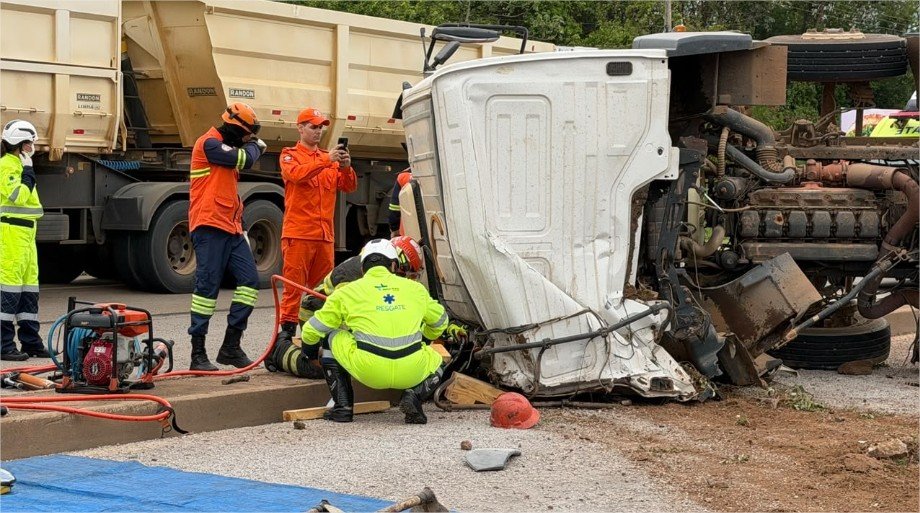 Tombamento de carreta deixa uma pessoa morta e interdita pista da BR-163 em Sorriso (VÍDEO)