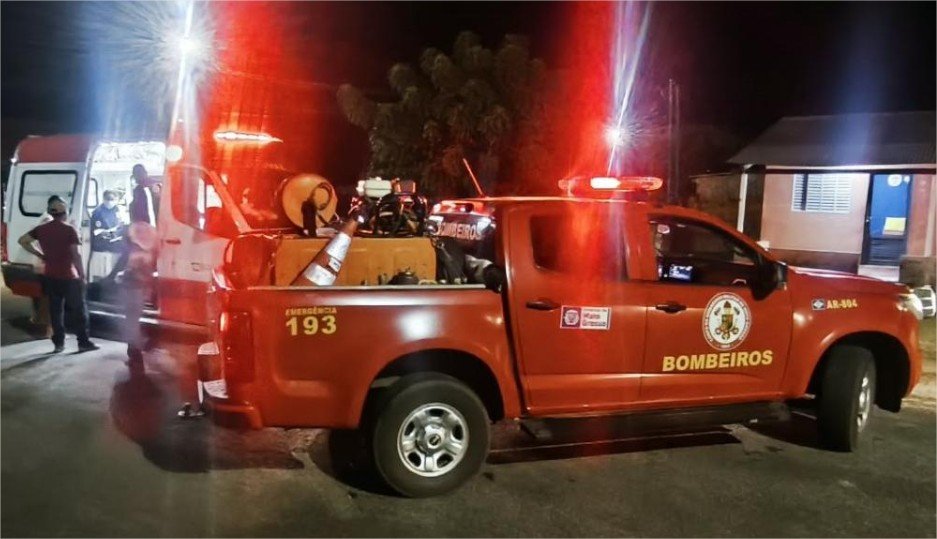 Corpo de Bombeiros socorre duas pessoas envolvidas em acidente de trânsito em Poconé