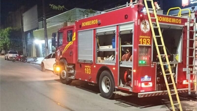 Corpo de Bombeiros combate princípio de incêndio em papelaria