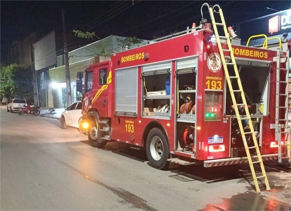 Corpo de Bombeiros combate princípio de incêndio em papelaria