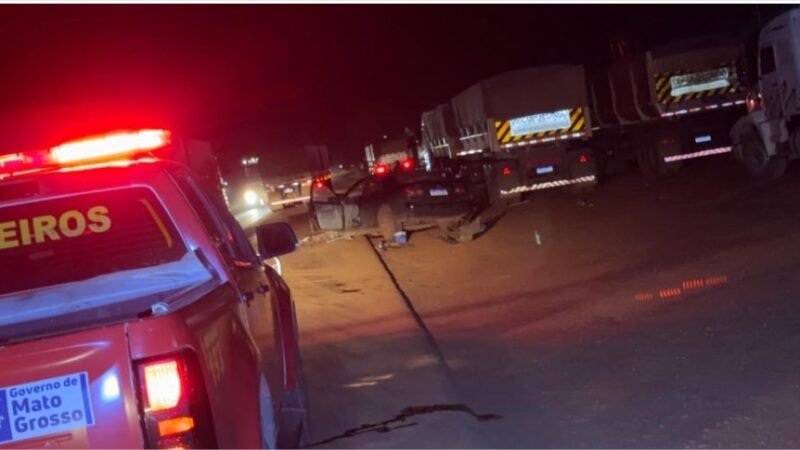 Bombeiros socorrem família após colisão entre carro e caminhão na BR-070